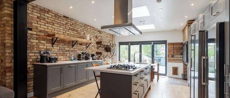 Kühlschrank, Mikrowelle, Ofen, Herdplatte