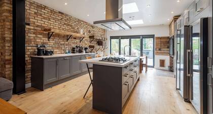 Spacious 5 Bedroom Home with Garden in Tooting