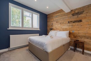 5 bedrooms, desk, iron/ironing board, WiFi