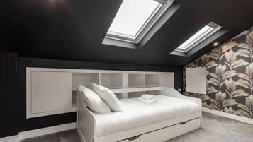 5 bedrooms, desk, iron/ironing board, WiFi