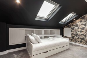 5 bedrooms, desk, iron/ironing board, WiFi