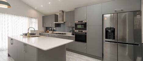 Geladeira, micro-ondas, fogão, cooktop