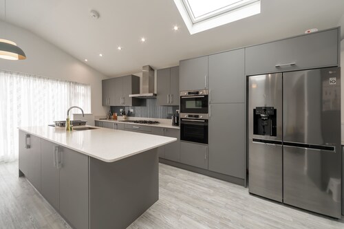 Spacious 2 Bedroom House in Kingsbury NW London