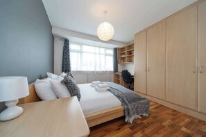 2 soverom, skrivebord, strykejern/-brett og wi-fi