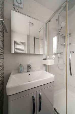 Douche, séchoir à cheveux, serviettes fournies, shampooing