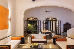 المنشأة من الداخل