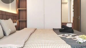 Una camera d'albergo con un letto, un armadio, uno specchio e una porta.