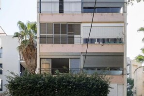Room - Cozy 3BR Apt w Big Windows 5 Min Walk From Beach (Tel Aviv)