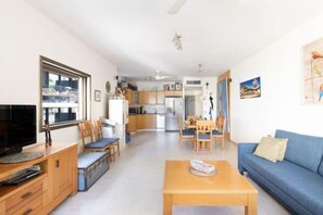 Room - Cozy 3BR Apt w Big Windows 5 Min Walk From Beach (Tel Aviv)