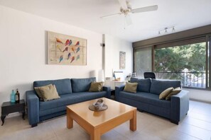 Room - Cozy 3BR Apt w Big Windows 5 Min Walk From Beach (Tel Aviv)