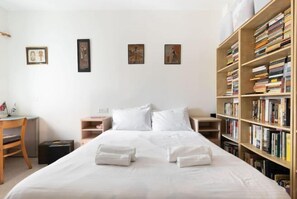 Room - Cozy 3BR Apt w Big Windows 5 Min Walk From Beach (Tel Aviv)