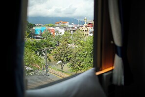 Deluxe-Zweibettzimmer | Zimmersafe, Verdunkelungsvorhänge, schallisolierte Zimmer