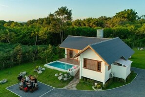 A modern house with a swimming pool, surrounded by lush greenery. - Harper Pool Villa Khaoyai 3 Bedroom, 3 Bathroom (Pak Chong)