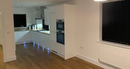 4bed House - Direct Links Into Central London