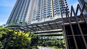 Un immeuble de grande hauteur, doté de nombreux étages, de grandes fenêtres et d’une architecture moderne.