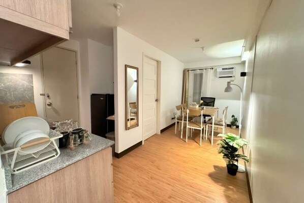 Room - 7-14min From Airport, SM mall, Large Work Table, Free Pool, Digital Nomad/Remote Work (Davao)