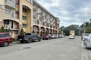 Self-parking (surcharge) - 7-14min From Airport, SM mall, Large Work Table, Free Pool, Digital Nomad/Remote Work (Davao)