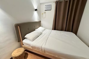 Room - 7-14min From Airport, SM mall, Large Work Table, Free Pool, Digital Nomad/Remote Work (Davao)
