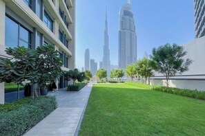 Garden - bnbme Chic Apt w/ Balcony, 5 min to Burj Khalifa (Dubai)