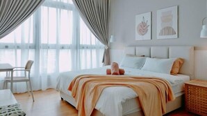Ein Schlafzimmer mit Bett, Vorhängen, einem Sessel, einem Tisch und Bildern an der Wand.