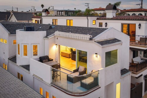 Walk to Manhattan Beach, Ocean Views, Balcony & Peloton | Casa Del Mar