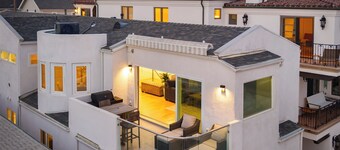 Walk to Manhattan Beach, Ocean Views, Balcony & Peloton | Casa Del Mar