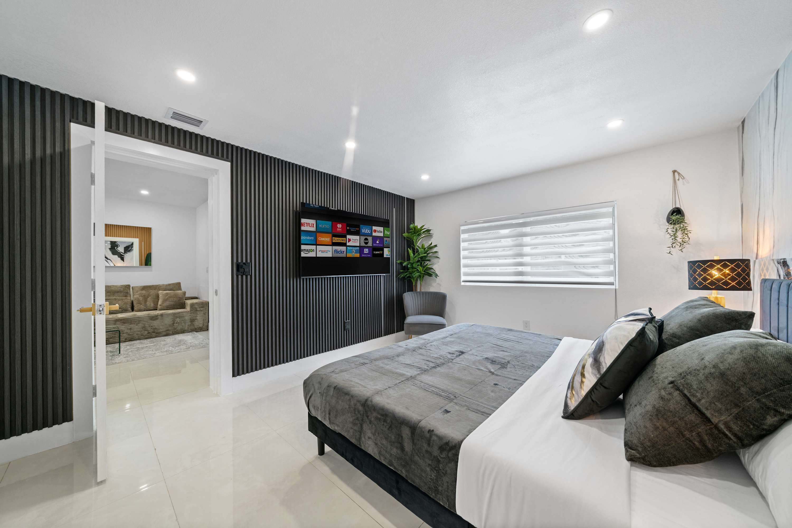 5 habitaciones, escritorio y tabla de planchar con plancha 