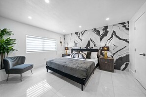 5 habitaciones, escritorio y tabla de planchar con plancha 