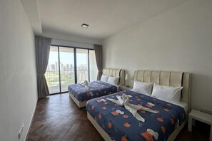 Habitación de hotel con dos camas, balcón y vista a la ciudad.
