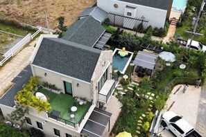 A residential property with a swimming pool, solar panels, and a covered patio. - Baanjeab in khaoyai (Pak Chong)
