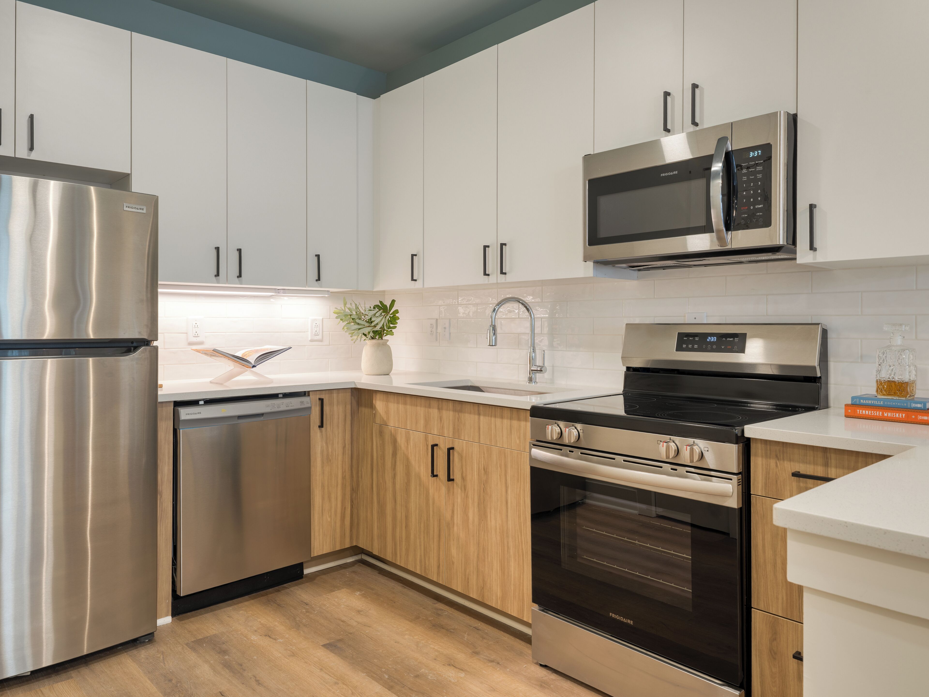 Kjøleskap, mikrobølgeovn, kokeplater og oppvaskmaskin