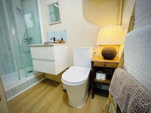 تجهيزات دش، مجففات شعر، مناشف، صابون