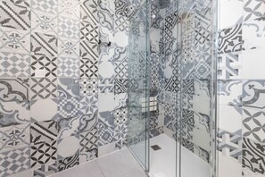 Shower, towels, shampoo