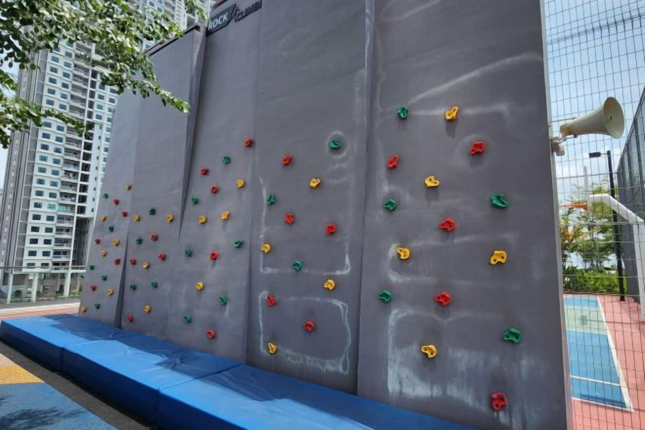 Una pared de escalada con presas de distintos colores.