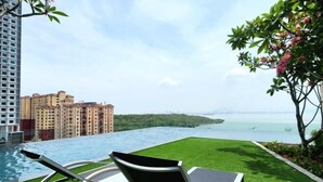 A rooftop pool with a view of a body of water and surrounding buildings. - Urban Muji Retreat Suites (George Town)