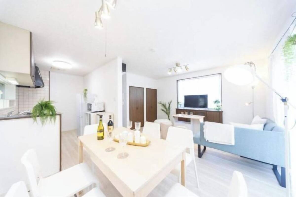 Un espacio moderno para vivir con comedor, cocina y zona de estar.