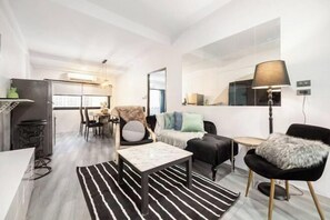 Living area - Spacious 4BR Family Chatuchak Market 12 sleeps (Bangkok)