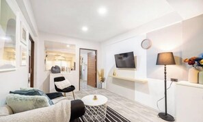 Living area - Spacious 4BR Family Chatuchak Market 12 sleeps (Bangkok)