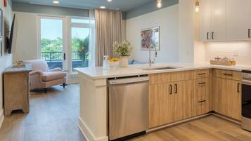 Kjøleskap, mikrobølgeovn, kokeplater og oppvaskmaskin