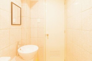 Bathroom - RedDoorz at Villa Casita Heritage Tagaytay (Tagaytay)
