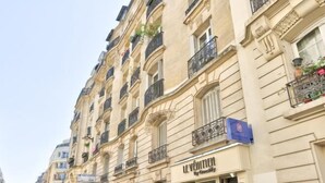 A multi-story building with a boutique hotel named "Le Vénitien" on the ground floor. - New! Le Vénitien, Escapade Parisienne, Sacré-Cœur (Paris)