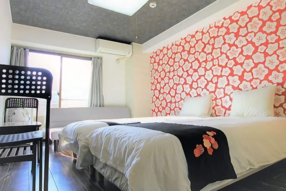 Ein Hotelzimmer mit Bett, Schreibtisch und Stuhl.
