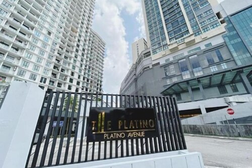 Next to Paradigm Mall Escape JB,3BR, Up to 10 Person,