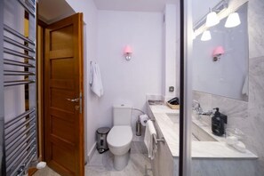 Free toiletries, hair dryer - Rainforest Studio Downtown by Pretty Apartments (Bucharest)
