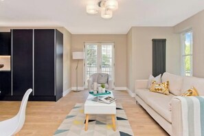 Cribs/infant beds - Modern central 2 bedroom apartment with parking (Edinburgh)