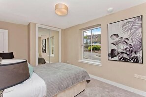 Cribs/infant beds - Modern central 2 bedroom apartment with parking (Edinburgh)