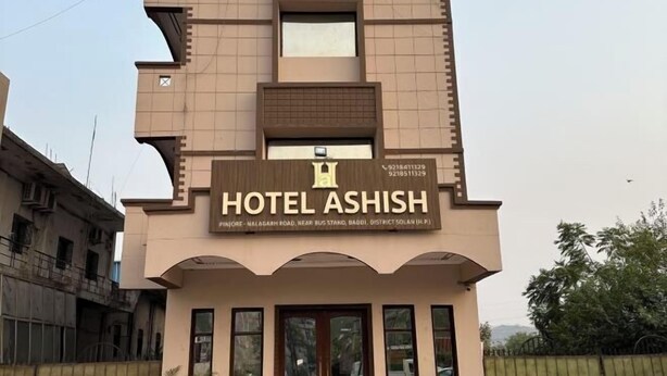 Hotel HOTEL ASHISH, de diseño moderno, ubicado en INDORE-MALAGARM ROAD, cerca de una estación de autobuses.