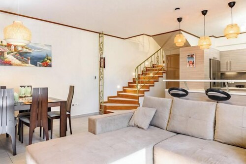 Lovehome-4BD Villa with views-15´~airport, 10´~MEC AE, 2´~bus stop,10´~Suburban Railway