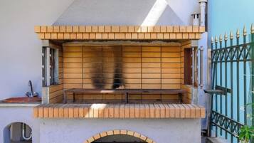 Una estructura de ladrillo con ventana y portón de metal.