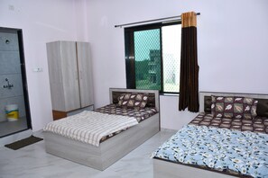 Deluxe Double Room | Laptop workspace, free WiFi